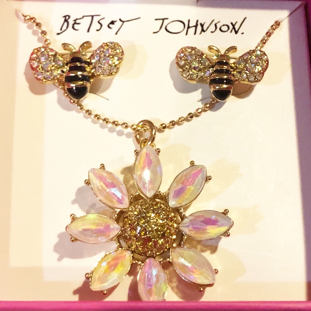 Betsey Johnson Daisy Necklace and Bee Earrings Set